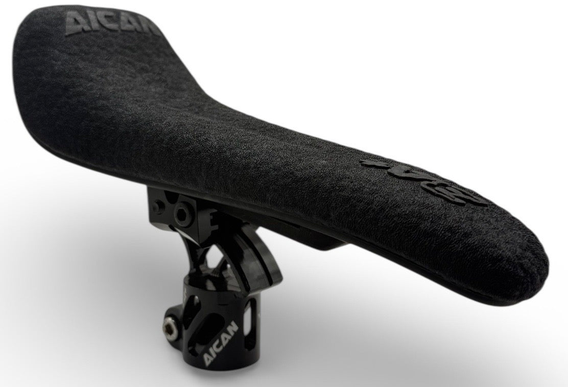 AICANカーボンサドル NEW