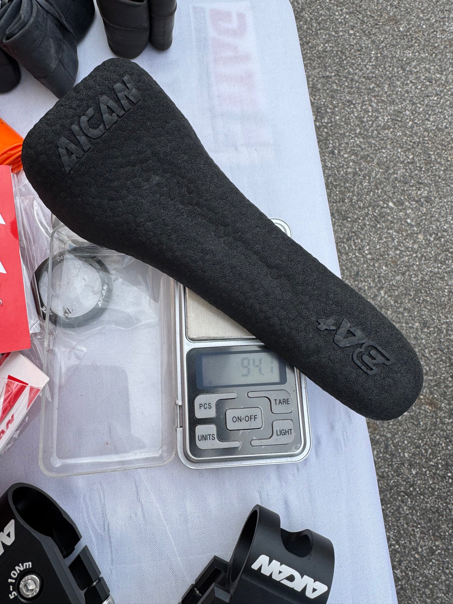 AICANカーボンサドル NEW