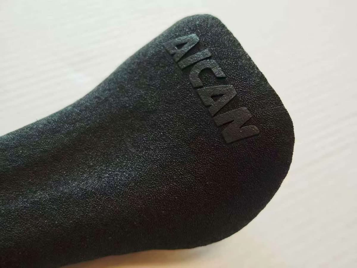 AICANカーボンサドル NEW