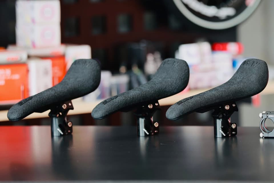 AICANカーボンサドル NEW